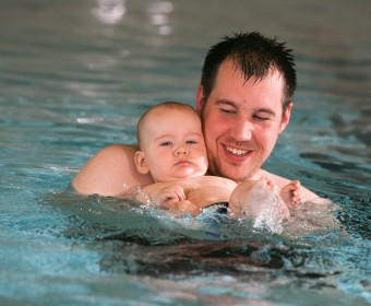 Vater und Kind beim Babyschwimmen im Augustinum in Dortmund. © Joe Kramer