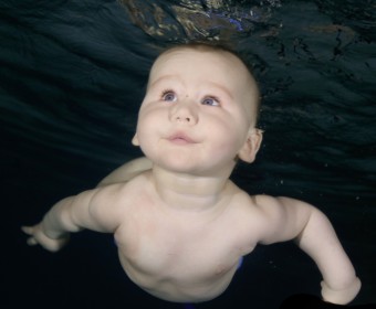 Baby schwebt frei Unterwasser
