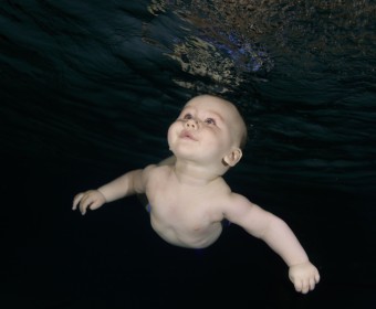Baby schwebt frei Unterwasser