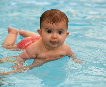 Babyschwimmen Überwasserfoto in der Schwimmschule Seestern