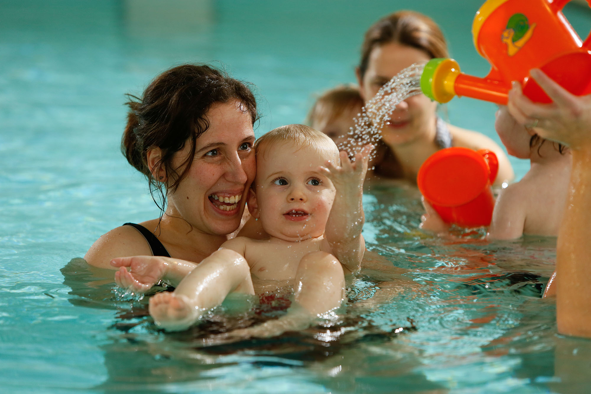 Babyschwimmen mit Mutter und Kind